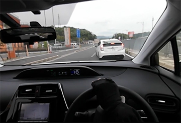 自転車安全運転VR、駐車場に入る際の左折時事故