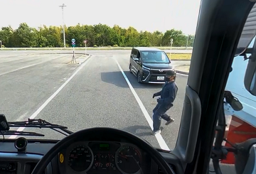 トラック、トレーラー、VR